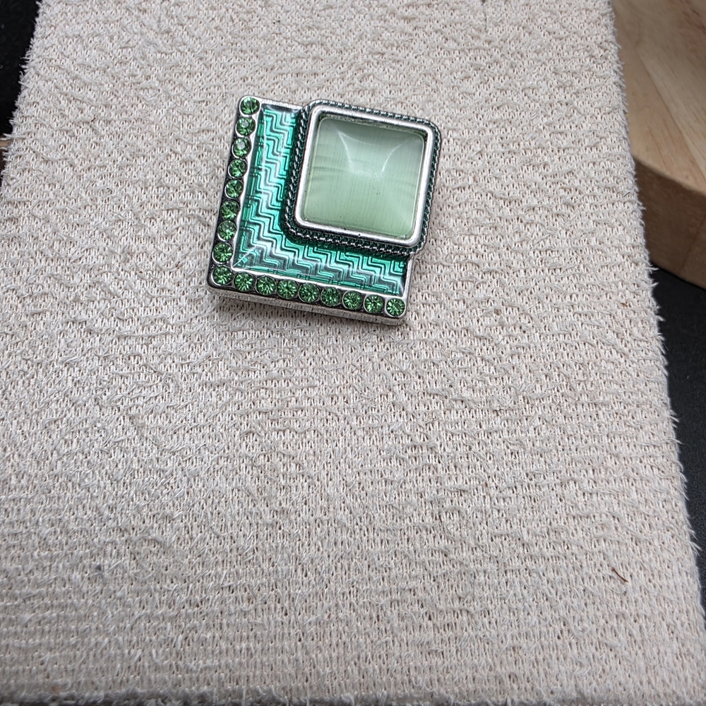 Green and Silver Geometric Snap Button Accent (1889)